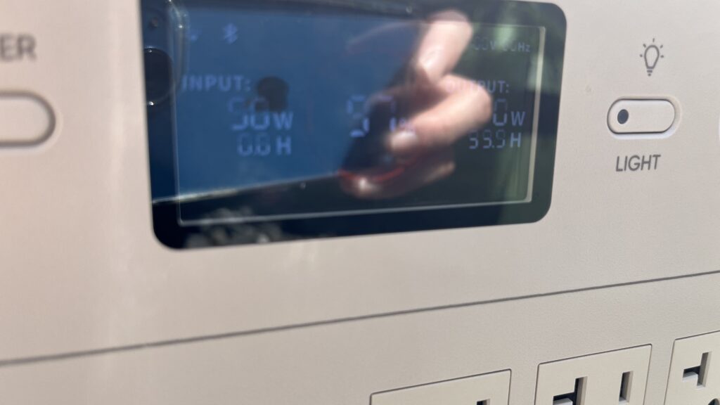5月中旬の晴れの日にソーラーパネルでポータブル電源を充電している写真