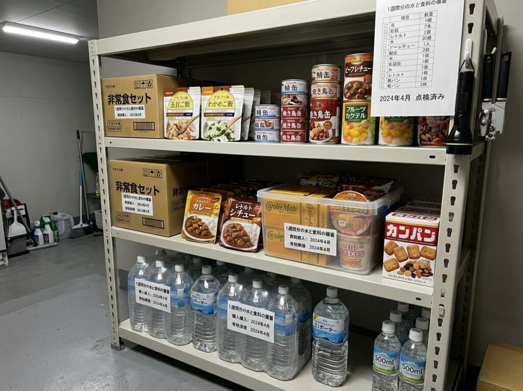 1週間分の水と食料の備蓄