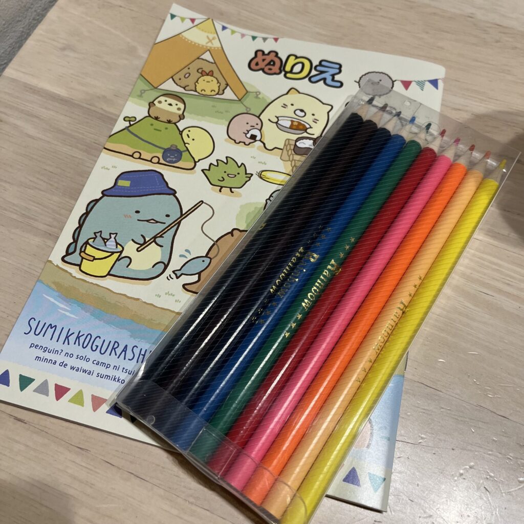 セリアで購入したすみっコぐらしのぬりえと色鉛筆
