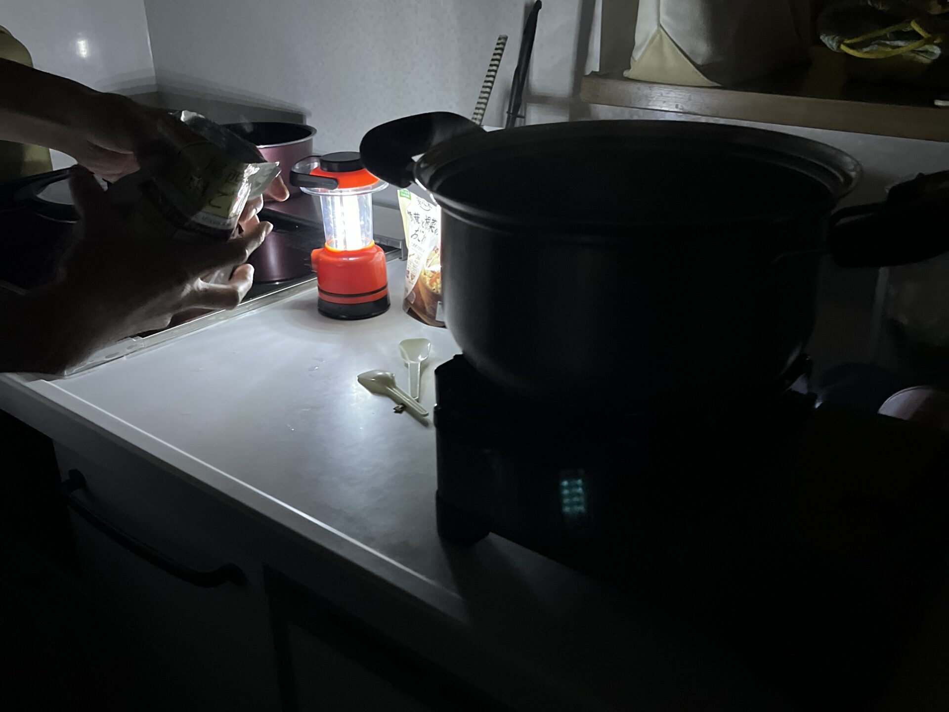 冬の夕方に起こった停電時に非常食を調理する様子