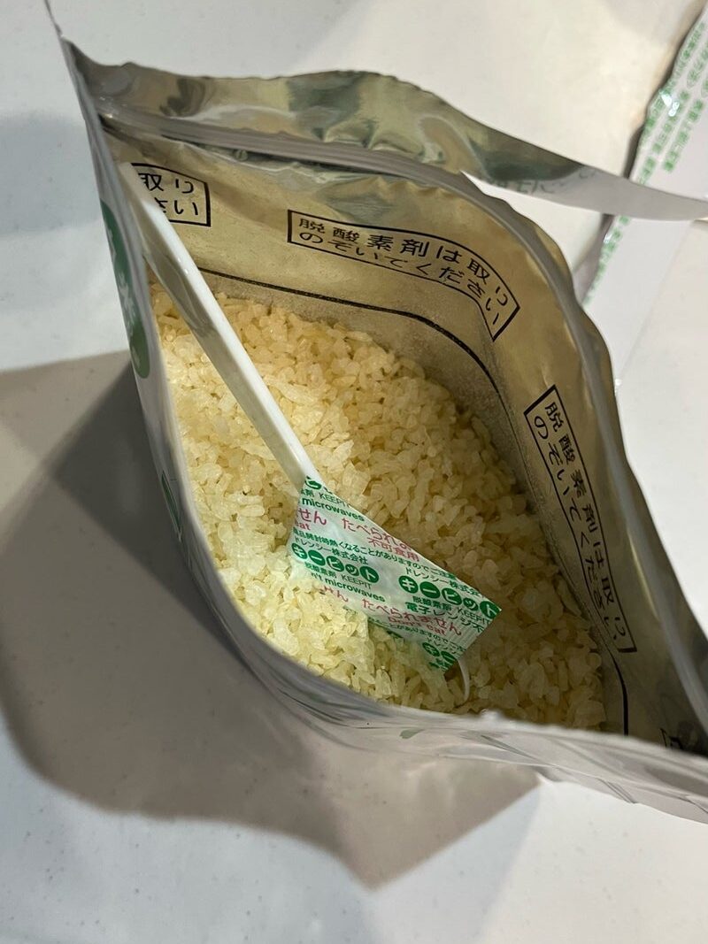 レスキューライスの中に入っているスプーンと脱炭素剤