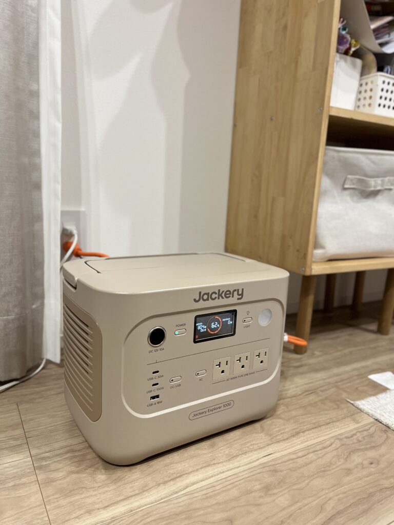 リビングのおもちゃ箱横でポータブル電源を充電する