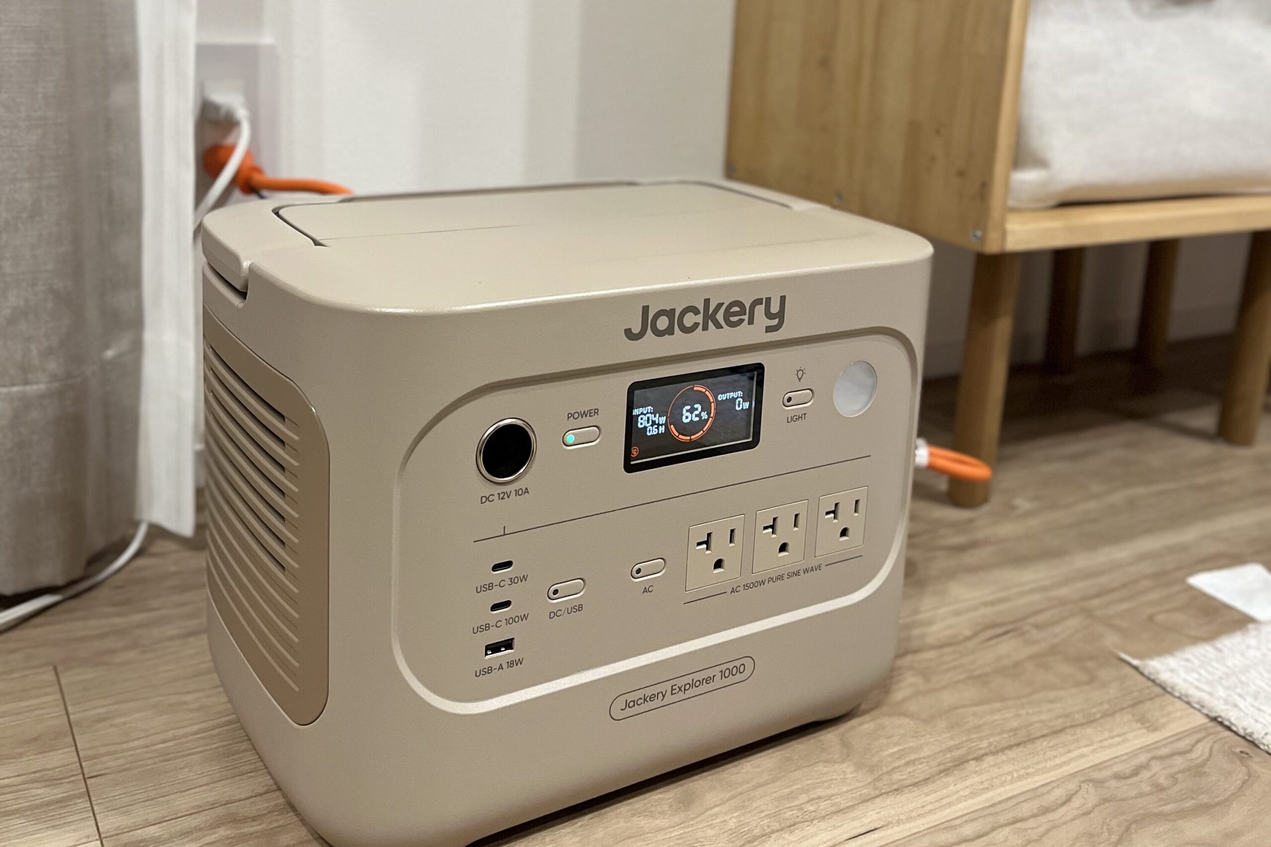 Jackreyのポータブル電源をリビングで充電している